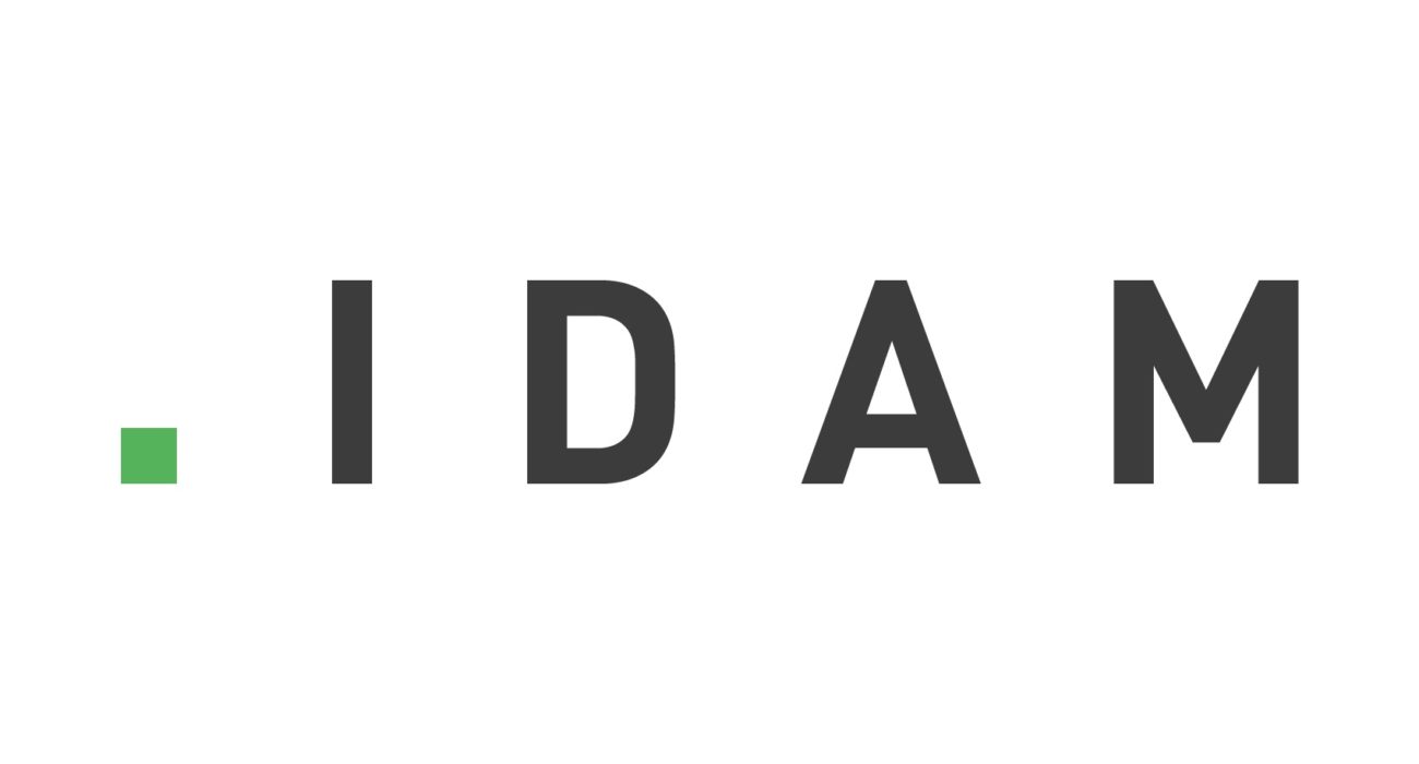 IDAM•LOGO-fond-01-1300x700